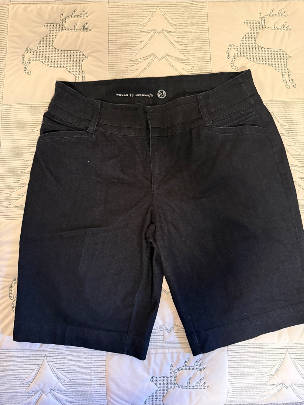 W62  Women's Signature Fit Black Jean Shorts - Size 18